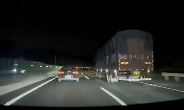 轿车和大货车并行压车10分钟 特斯拉Model Y司机出手了