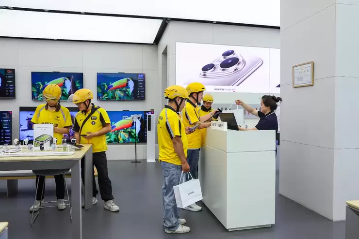 华为新款旗舰Mate 80系列即将发布，将通过美团闪购同步首发