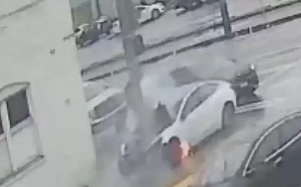 起火 Model 3 车门打不开:特斯拉致命事故再引诉讼,路人曾尝试用棒球棍击碎车窗未能成功