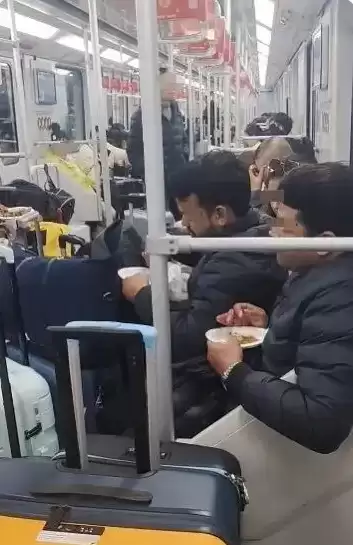 满车厢咖啡味！数名外国人在车厢内吃馅饼 上海地铁回应