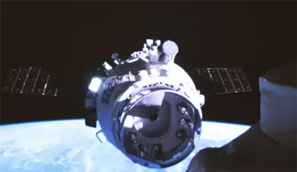 神舟二十二号飞船与空间站快速交会对接成功：将承担神二十一乘组返回任务