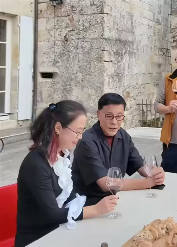 李国庆现身法国度假:与白月光妻子喝交杯酒 甜蜜对视
