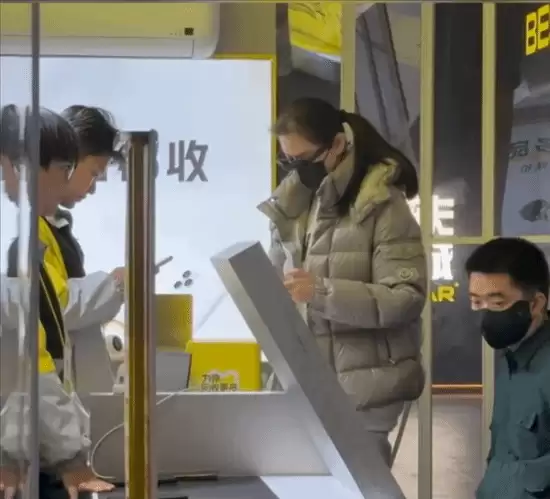 李想夫妇低调现身二手手机店引热议