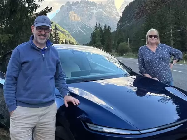 特斯拉Model 3被大树砸中护住乘客安全 车主又提新车支持马斯克