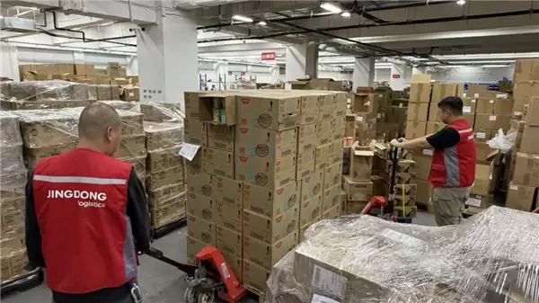 捐物资无需汇报!京东紧急驰援香港火灾:首批物资连夜送达