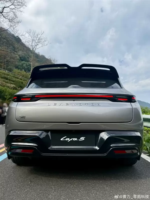 零跑Lafa 5 Ultra实车曝光 曹力大赞：操控非常棒 颜值很抗打