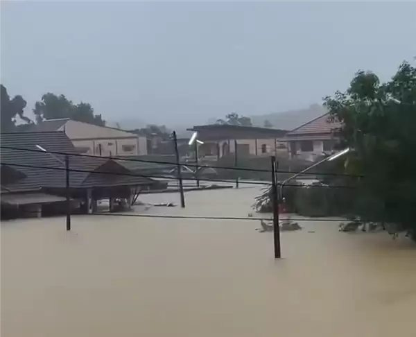 泰国遭遇世纪暴雨41人死亡：派遣航母充当“移动医院”