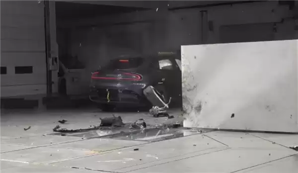 小米YU7 25%小偏置碰撞测试实拍!雷军:“丢轮保命”为安全 不是轮毂不坚固