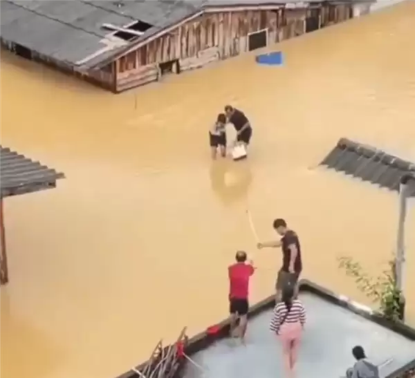 泰国遭遇世纪暴雨41人死亡：派遣航母充当“移动医院”