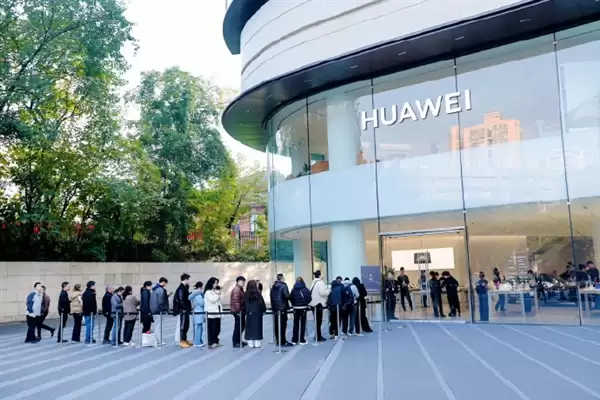 华为Mate 80系列首销火爆！线上瞬间售罄 线下门店再现排队盛况