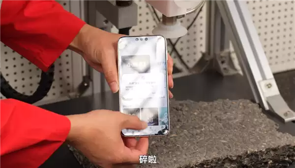 华为、苹果、小米三台Pro Max耐摔大对决：小米17 Pro Max屏幕最耐摔