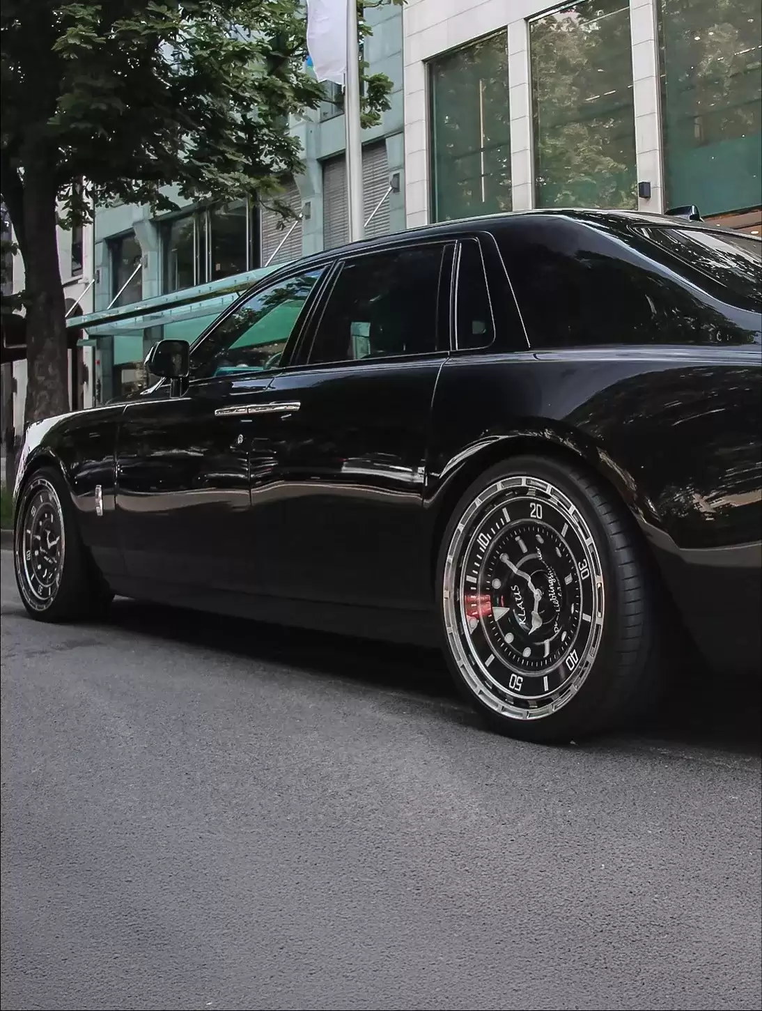 劳斯莱斯幻影史上最豪横改装,把劳力士“水鬼腕表”装在车轮上