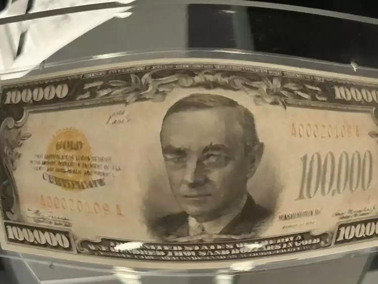 比特币突破重要里程碑:价格突破10万美元,市值接近2万亿美元