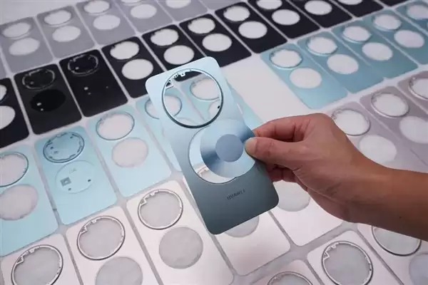 华为Mate 80系列设计师回应双环设计最大困难：铝合金和玻璃纤维拼接