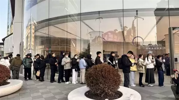 华为Mate 80系列首销火爆!线上瞬间售罄 线下门店再现排队盛况