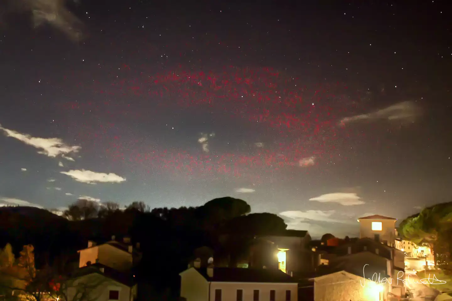 意大利夜空闪现巨大红环，摄影师定格毫秒级奇观