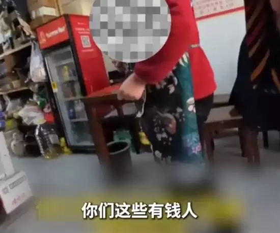 女子挑战不花钱生活蹭饭 被餐馆老板教育：不帮有钱人