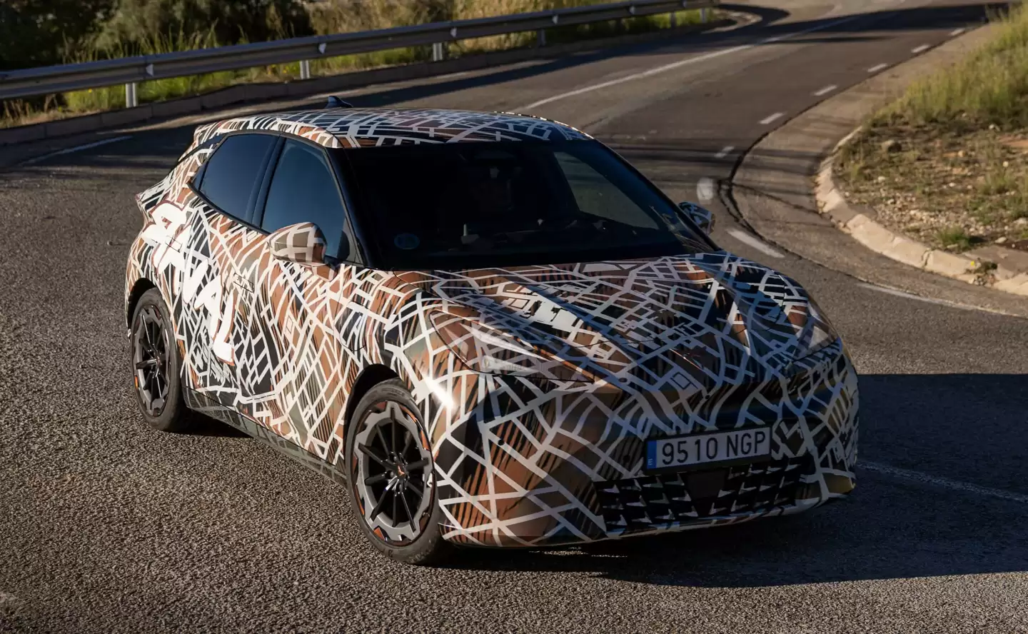 大众Polo“火辣版”：Cupra Raval高性能纯电小车官方预告，最高233马力