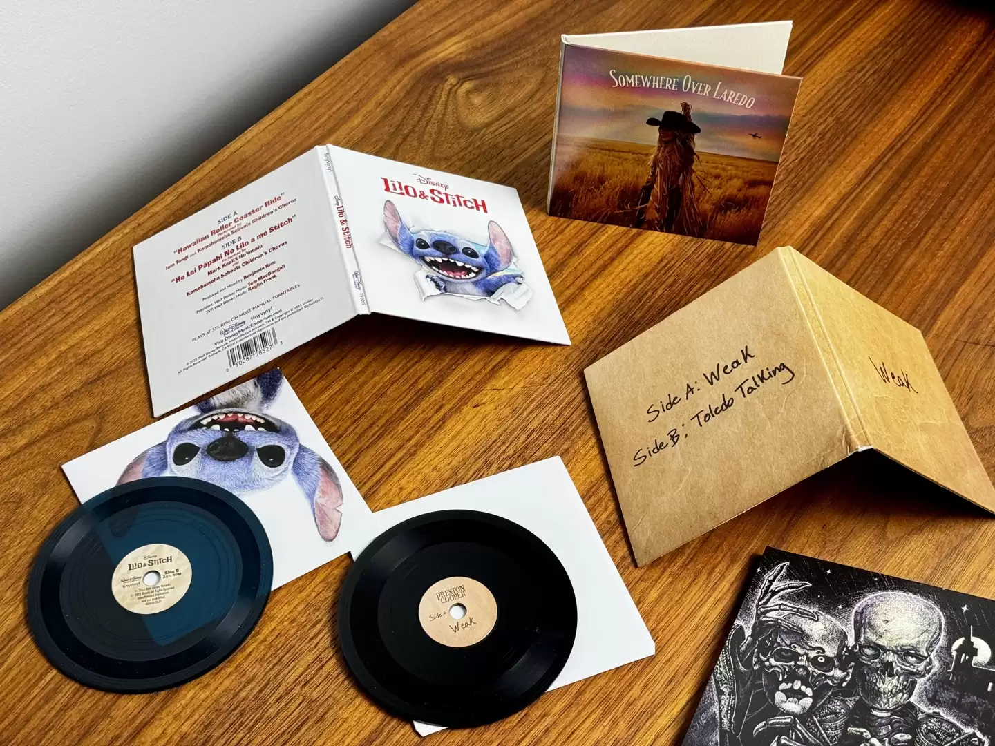 初探 4 英寸黑胶唱片：每面能听约 4 分钟，漂亮但“难伺候”