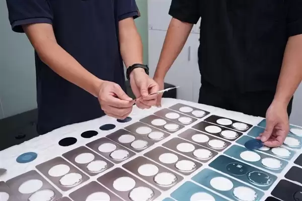 华为Mate 80系列设计师回应双环设计最大困难：铝合金和玻璃纤维拼接