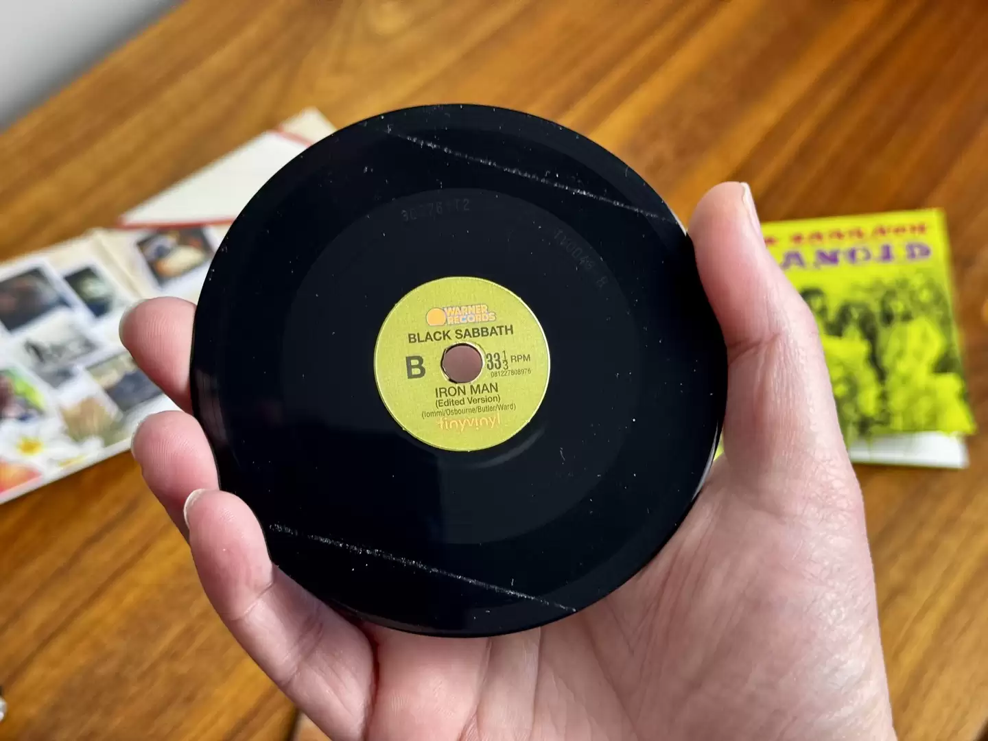 初探 4 英寸黑胶唱片：每面能听约 4 分钟，漂亮但“难伺候”