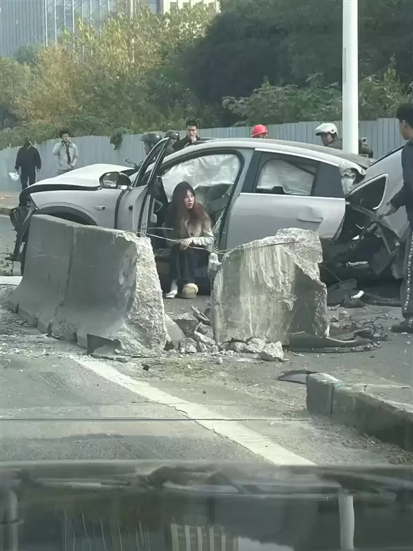 女子开蔚来EC6发生严重事故车身都断成两节:本人安然无恙
