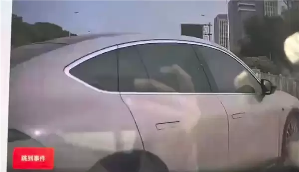 蔚来EC6撞断护栏车身断裂 行车记录曝光:司机刀片超车失误