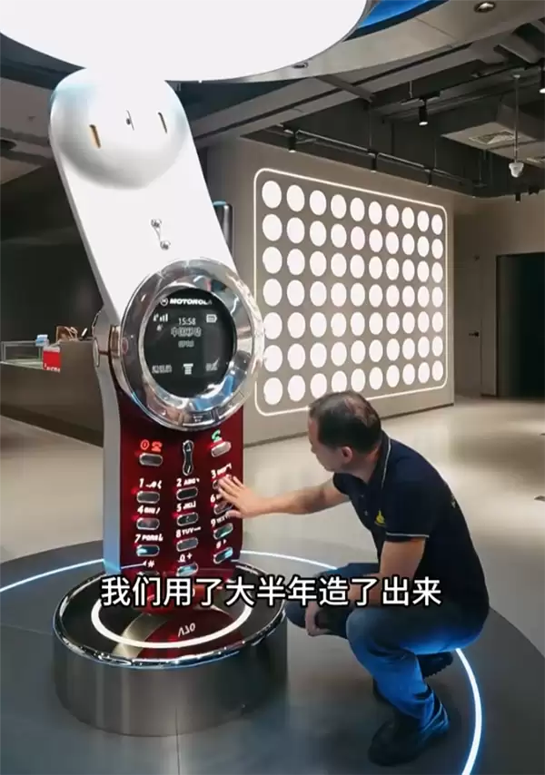 男子定制2米高摩托罗拉手机：精准还原V70 可正常通话