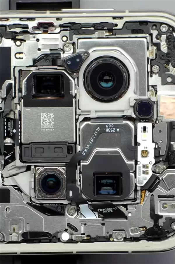 华为Mate 80 Pro Max拆解出炉：后盖整块铝合金CNC打造 主板集成度超高