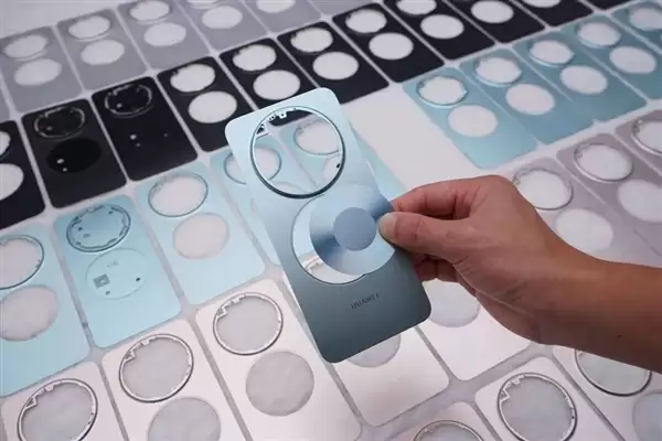 华为Mate 80 Pro Max拆解出炉：后盖整块铝合金CNC打造 主板集成度超高