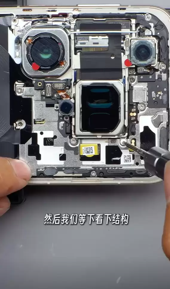 华为Mate 80 Pro Max拆解出炉：后盖整块铝合金CNC打造 主板集成度超高