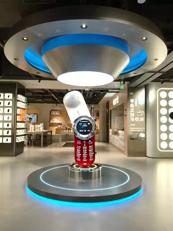 男子定制2米高摩托罗拉手机：精准还原V70 可正常通话