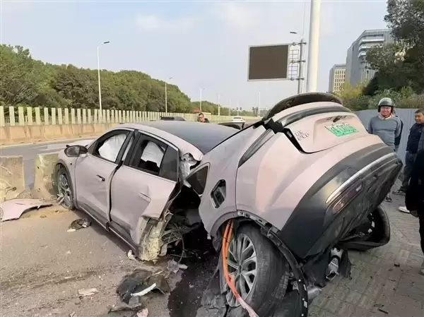 女子开蔚来EC6发生严重事故车身都断成两节:本人安然无恙