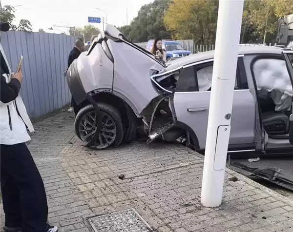 蔚来EC6撞击护栏断成两截 官方回应:电池未发生安全风险