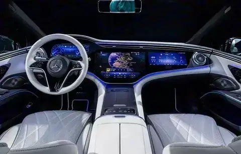 奔驰中期改款S级内饰曝光:科技升级与经典元素的融合