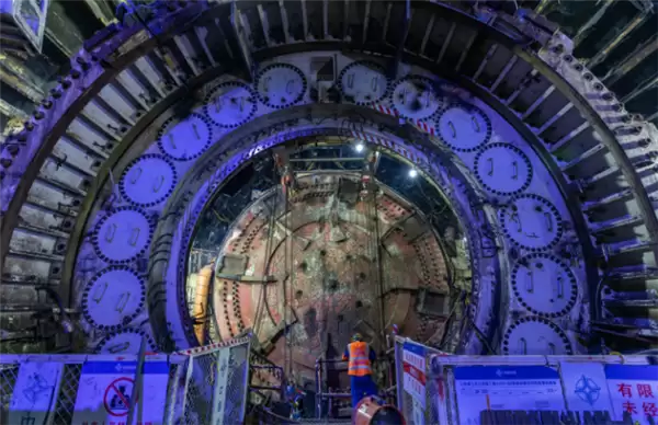 破解世界级难题！我国成功实现超高难度江底盾构对接