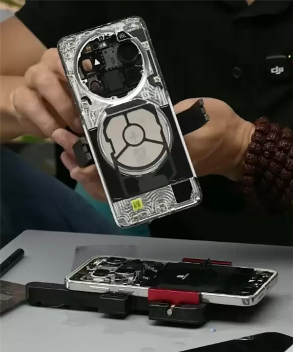 华为Mate 80 Pro Max拆解出炉：后盖整块铝合金CNC打造 主板集成度超高