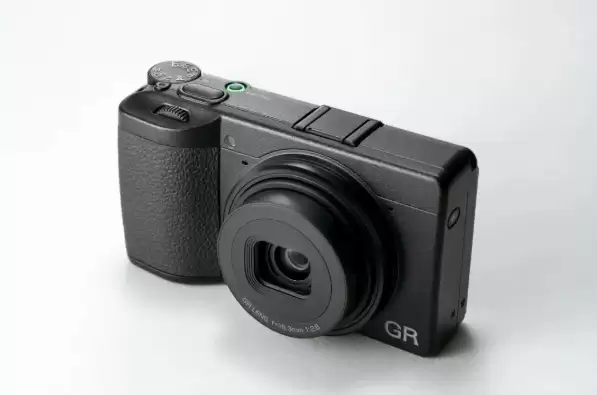 理光 GR IV 相机固件 1.04 版发布,优化充电控制、性能等