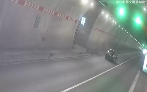 轿车在高速隧道里掉头 交警怒批:命重要还是你的方便重要