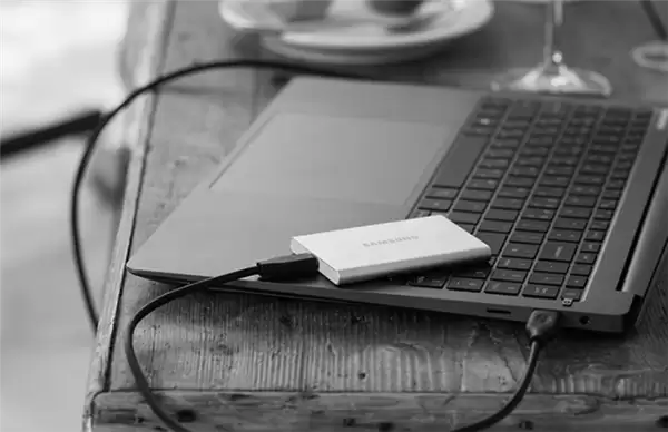 三星T7 Shield新款移动固态硬盘首发999元起:机身再生铝材质打造