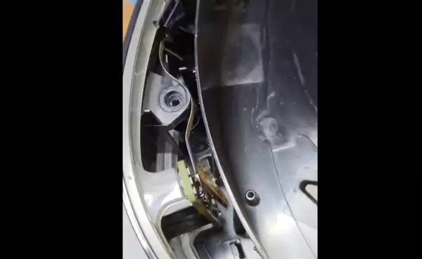 无法开机的PS5拆开后不忍直视！活蟑螂乱窜、内部满是粪便