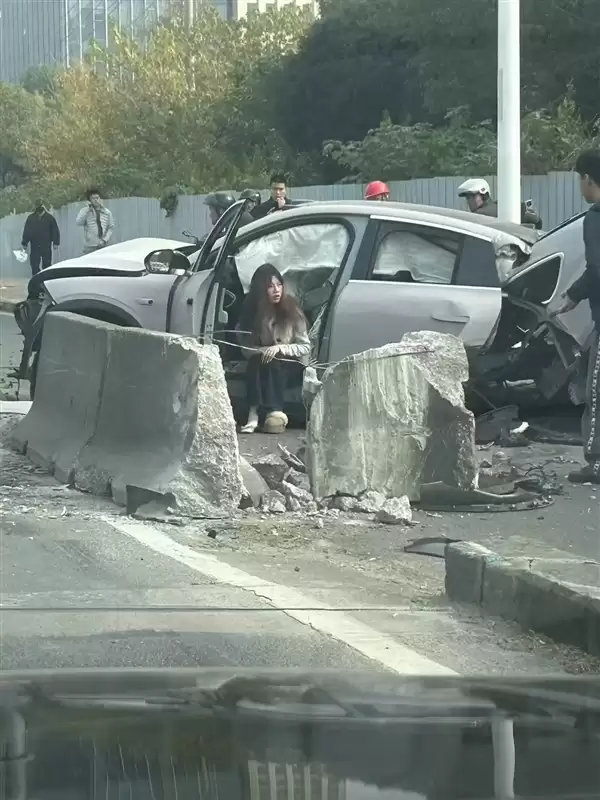 蔚来EC6撞击护栏断成两截 官方回应：电池未发生安全风险