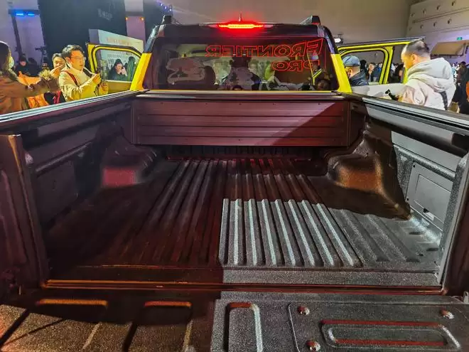 皮卡也能自带按摩大沙发？日产锋坦17.69万起，柴油汽油插混全都有！