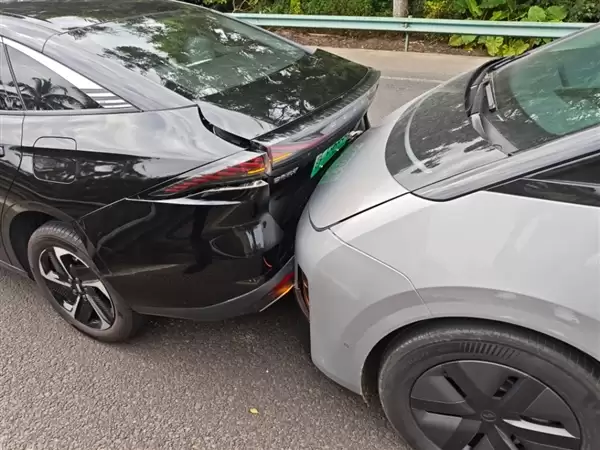 贵不贵 理想MEGA追尾前车定损28000:大灯一颗将近1万