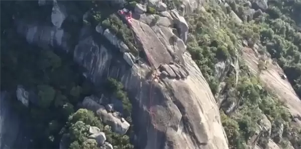 男子悬崖坠落200米被树救下 利用周边树枝烤火取暖 26小时后获救