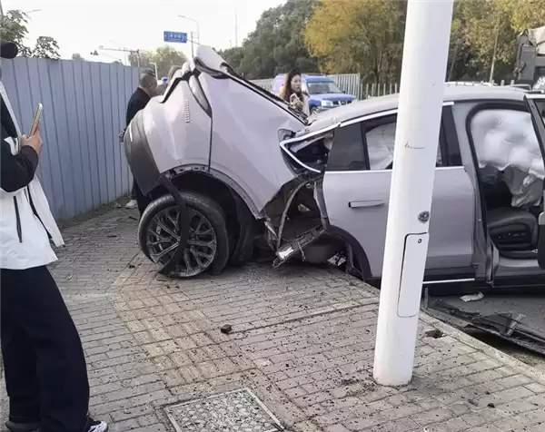 女子开蔚来EC6发生严重事故车身都断成两节：本人安然无恙