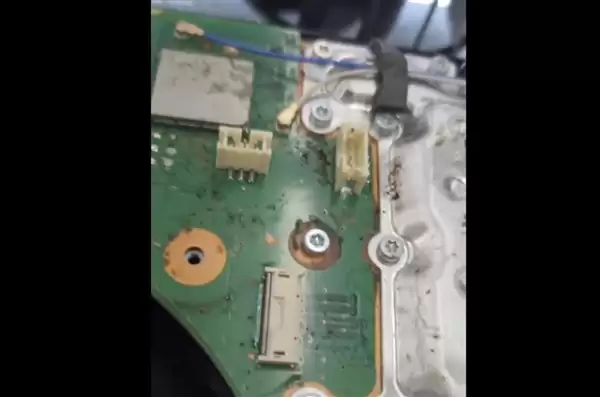 无法开机的PS5拆开后不忍直视！活蟑螂乱窜、内部满是粪便