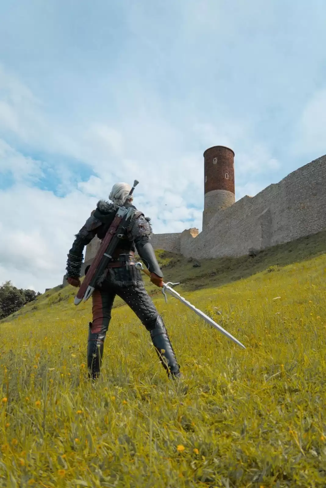 俄coser手工打造七公斤希里战甲亮相波兰古堡