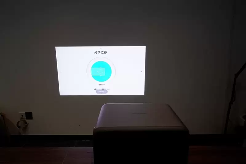 卷完光源卷镜头!当贝X7 Max投影仪评测:纯三色激光已普及 镜头移轴新赛道出现!