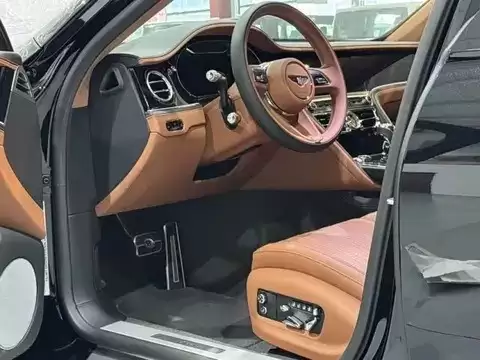 2024款宾利飞驰V8雅度版实拍：318万元现车亮相，奢华配置拉满